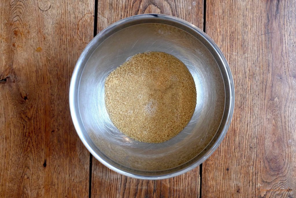 Couscous mit kochendem Wasser übergießen und quellen lassen
